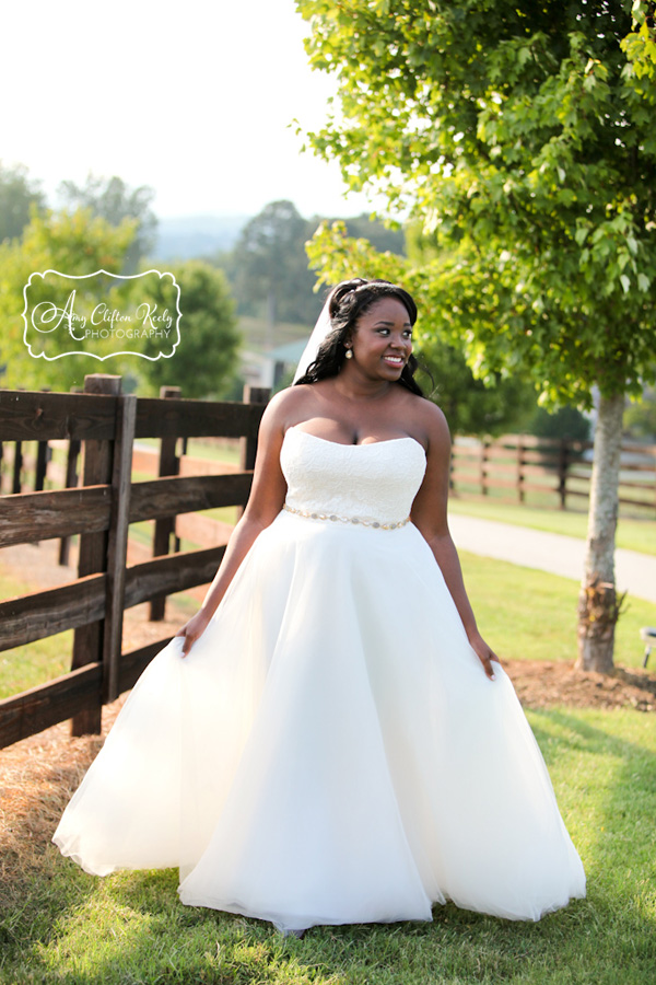 Bridal_Portrait_Lindsey_Plantation_Farm_Field_Barn_Mountains_Sunset_Amy_Clifton_Keely_Photography 03