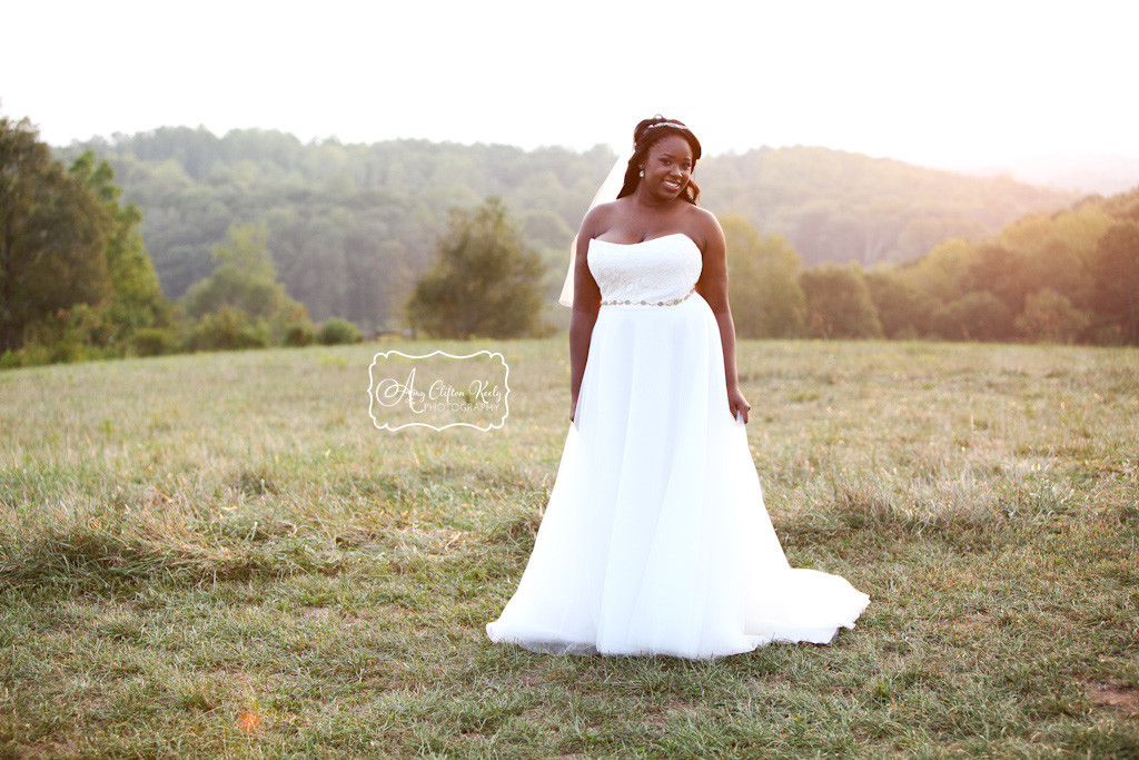 Bridal_Portrait_Lindsey_Plantation_Farm_Field_Barn_Mountains_Sunset_Amy_Clifton_Keely_Photography 15